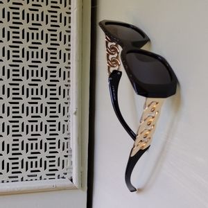 Women's gold chain ⛓️ link black frame sunglasses 🕶️